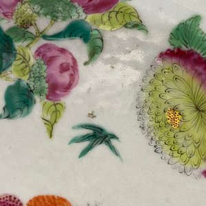 Een Chinese Canton famille rose dekselterrine op onderschotel, 19e eeuw — foto 14