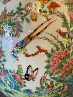 Een Chinese Canton famille rose dekselvaas met blauwe fondkleur, 19e eeuw — foto 11