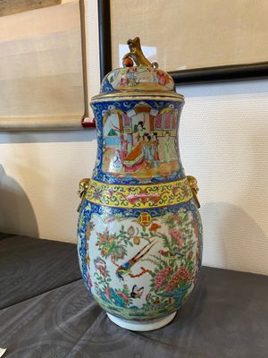 Een Chinese Canton famille rose dekselvaas met blauwe fondkleur, 19e eeuw — foto 3