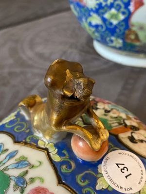 Een Chinese Canton famille rose dekselvaas met blauwe fondkleur, 19e eeuw — foto 8