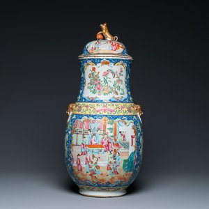 Een Chinese Canton famille rose dekselvaas met blauwe fondkleur, 19e eeuw — foto 1