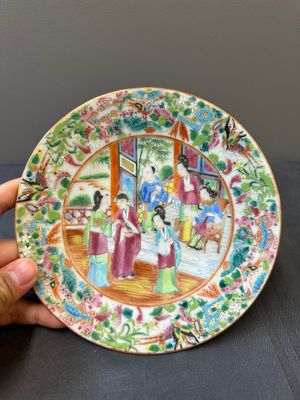 Een Chinese Canton famille rose gelobd wapenbord en een bord, 19e eeuw — foto 2