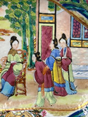 Een Chinese Canton famille rose gelobd wapenbord en een bord, 19e eeuw — foto 10