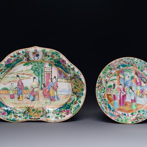 Een Chinese Canton famille rose gelobd wapenbord en een bord, 19e eeuw — foto 1
