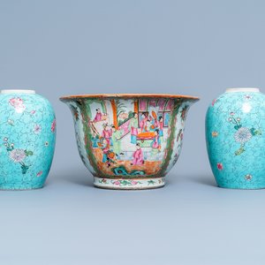 Een Chinese Canton famille rose jardinière en een paar potten met turquoise fondkleur, 19e eeuw — foto 1