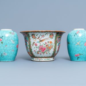 Een Chinese Canton famille rose jardinière en een paar potten met turquoise fondkleur, 19e eeuw — foto 4