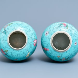 Een Chinese Canton famille rose jardinière en een paar potten met turquoise fondkleur, 19e eeuw — foto 5
