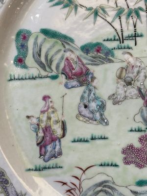 Een Chinese Canton famille rose kan met 'draken' op groene fondkleur en een 'Zeven wijzen van het bamboebos' bord, 19e eeuw — foto 4