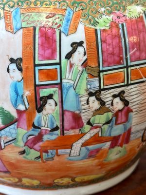 Een Chinese Canton famille rose kom en een flesvormige dekselvaas, 19e eeuw — foto 11