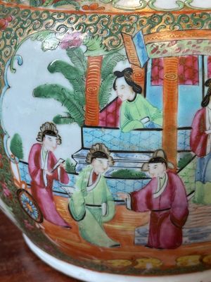 Een Chinese Canton famille rose kom en een flesvormige dekselvaas, 19e eeuw — foto 14