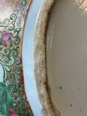 Een Chinese Canton famille rose kom en een flesvormige dekselvaas, 19e eeuw — foto 17