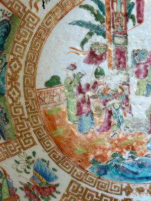 Een Chinese Canton famille rose kom en een flesvormige dekselvaas, 19e eeuw — foto 21