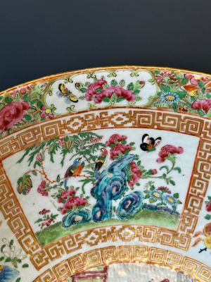 Een Chinese Canton famille rose kom en een flesvormige dekselvaas, 19e eeuw — foto 24