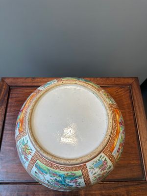 Een Chinese Canton famille rose kom en een flesvormige dekselvaas, 19e eeuw — foto 32