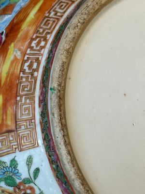 Een Chinese Canton famille rose kom en een flesvormige dekselvaas, 19e eeuw — foto 33
