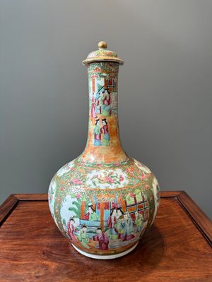 Een Chinese Canton famille rose kom en een flesvormige dekselvaas, 19e eeuw — foto 4