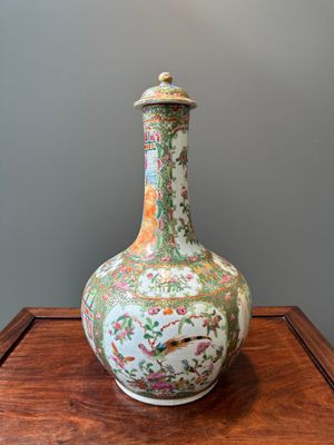 Een Chinese Canton famille rose kom en een flesvormige dekselvaas, 19e eeuw — foto 5