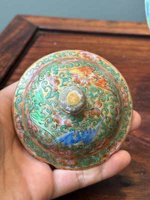 Een Chinese Canton famille rose kom en een flesvormige dekselvaas, 19e eeuw — foto 6