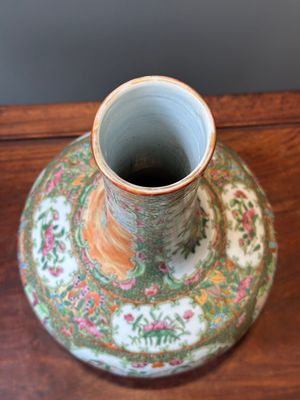 Een Chinese Canton famille rose kom en een flesvormige dekselvaas, 19e eeuw — foto 9