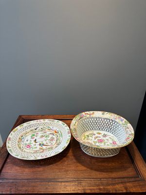 Een Chinese Canton famille rose opengewerkte mand en onderschotel, 19e eeuw — foto 1