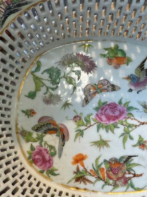 Een Chinese Canton famille rose opengewerkte mand en onderschotel, 19e eeuw — foto 11