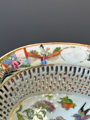 Een Chinese Canton famille rose opengewerkte mand en onderschotel, 19e eeuw — foto 13