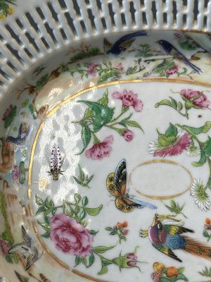 Een Chinese Canton famille rose opengewerkte mand en onderschotel, 19e eeuw — foto 3