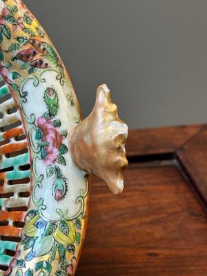 Een Chinese Canton famille rose opengewerkte mand op onderschotel en een kom met vergulde bronzen monturen, 19e eeuw — foto 11