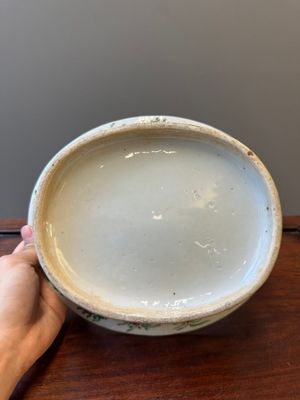 Een Chinese Canton famille rose opengewerkte mand op onderschotel en een kom met vergulde bronzen monturen, 19e eeuw — foto 13