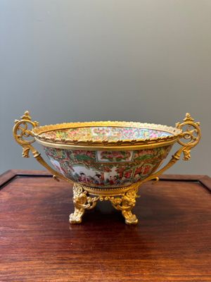Een Chinese Canton famille rose opengewerkte mand op onderschotel en een kom met vergulde bronzen monturen, 19e eeuw — foto 15