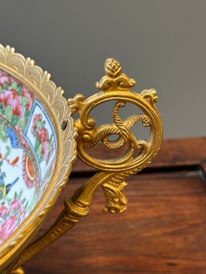 Een Chinese Canton famille rose opengewerkte mand op onderschotel en een kom met vergulde bronzen monturen, 19e eeuw — foto 18