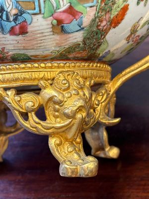 Een Chinese Canton famille rose opengewerkte mand op onderschotel en een kom met vergulde bronzen monturen, 19e eeuw — foto 20