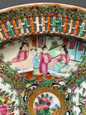 Een Chinese Canton famille rose opengewerkte mand op onderschotel en een kom met vergulde bronzen monturen, 19e eeuw — foto 3