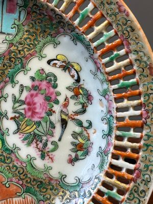 Een Chinese Canton famille rose opengewerkte mand op onderschotel en een kom met vergulde bronzen monturen, 19e eeuw — foto 4