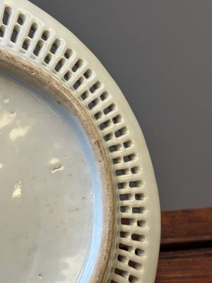 Een Chinese Canton famille rose opengewerkte mand op onderschotel en een kom met vergulde bronzen monturen, 19e eeuw — foto 7