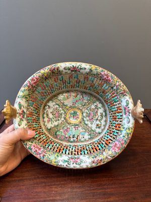 Een Chinese Canton famille rose opengewerkte mand op onderschotel en een kom met vergulde bronzen monturen, 19e eeuw — foto 8