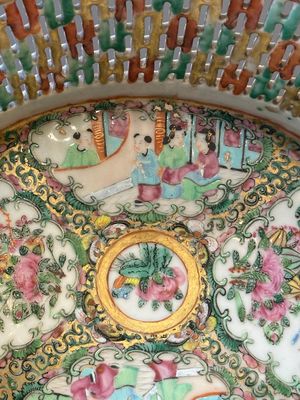 Een Chinese Canton famille rose opengewerkte mand op onderschotel en een kom met vergulde bronzen monturen, 19e eeuw — foto 9