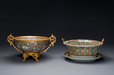 Een Chinese Canton famille rose opengewerkte mand op onderschotel en een kom met vergulde bronzen monturen, 19e eeuw