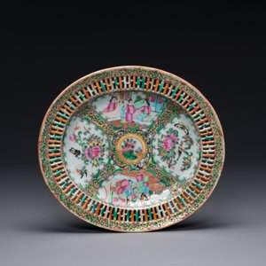 Een Chinese Canton famille rose opengewerkte mand op onderschotel en een kom met vergulde bronzen monturen, 19e eeuw — foto 4