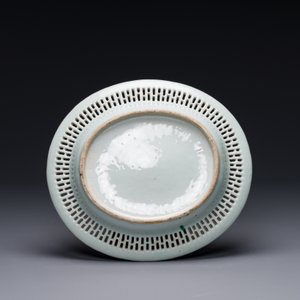 Een Chinese Canton famille rose opengewerkte mand op onderschotel en een kom met vergulde bronzen monturen, 19e eeuw — foto 5