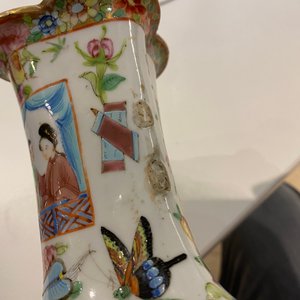 Een Chinese Canton famille rose schotel en een vaas, 19e eeuw — foto 12