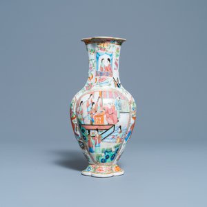 Een Chinese Canton famille rose schotel en een vaas, 19e eeuw — foto 4