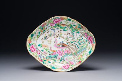 Een Chinese Canton famille rose tazza met feniksen, 19e eeuw