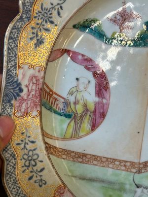 Een Chinese Canton famille rose terrine, deksel en onderschotel met mandarijns decor, Qianlong — foto 20