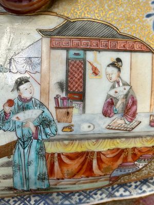 Een Chinese Canton famille rose terrine, deksel en onderschotel met mandarijns decor, Qianlong — foto 6