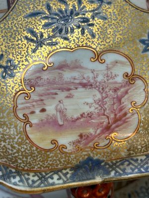 Een Chinese Canton famille rose terrine, deksel en onderschotel met mandarijns decor, Qianlong — foto 8