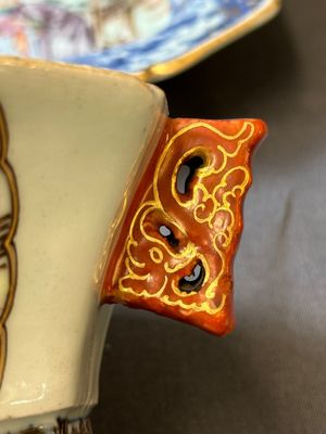 Een Chinese Canton famille rose terrine en deksel op onderschotel met mandarijns decor en een theepot met deksel, Qianlong — foto 14