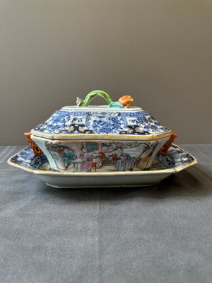 Een Chinese Canton famille rose terrine en deksel op onderschotel met mandarijns decor en een theepot met deksel, Qianlong — foto 2