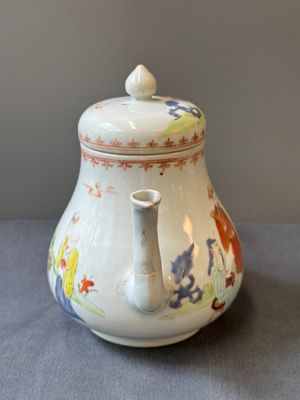 Een Chinese Canton famille rose terrine en deksel op onderschotel met mandarijns decor en een theepot met deksel, Qianlong — foto 26