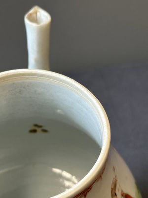 Een Chinese Canton famille rose terrine en deksel op onderschotel met mandarijns decor en een theepot met deksel, Qianlong — foto 31